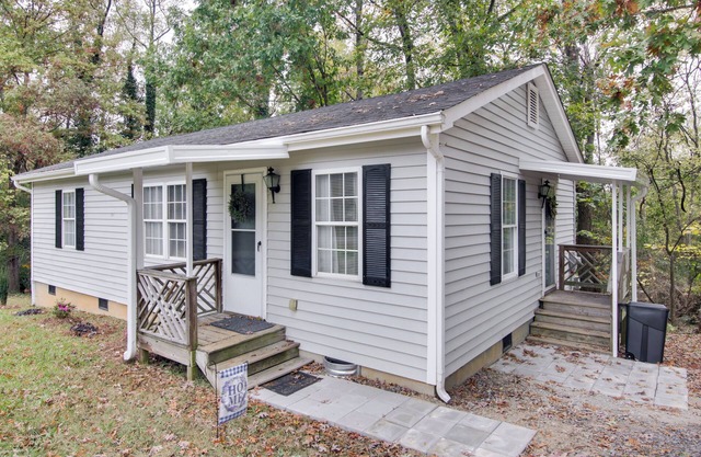 Near Lake Wylie - Updated Cottage w/ Yard!