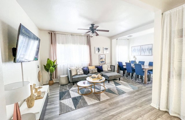 Downtown LB - Spacious House 8 Beds/ 4 Car Parking