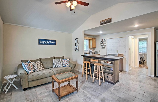 Near Nat'l Park: ‘Hollywood Park’ Hot Springs Home