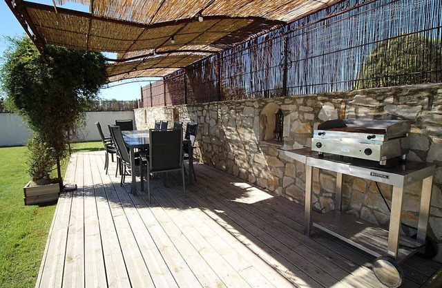 Près de Nîmes, maison aux grands volumes, belle piscine, chien admis