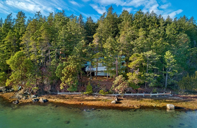 NOUVELLEMENT LISTÉ!! PRÈS DE ROCHE HARBOUR SUR WESTCOTT BAY !!