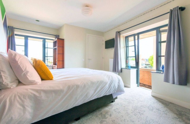 Appartement moderne dans un bâtiment historique, doté d'une cuisine privée et d'une salle de bains.