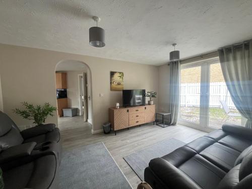 Near Saltaire, Bingley, Beautiful & Spacious, Entire 2-Bed House, Kitchen, Washer Dryer, Parking & Garden