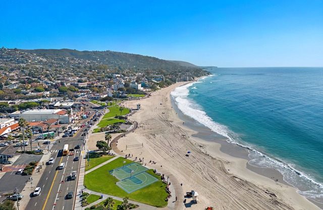 Near shops, restaurants, Main Beach, attractions.