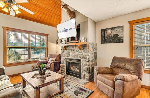 Close to Silver Dollar City & Entertainment with $400 of Daily Activities! Romantic Getaway!
