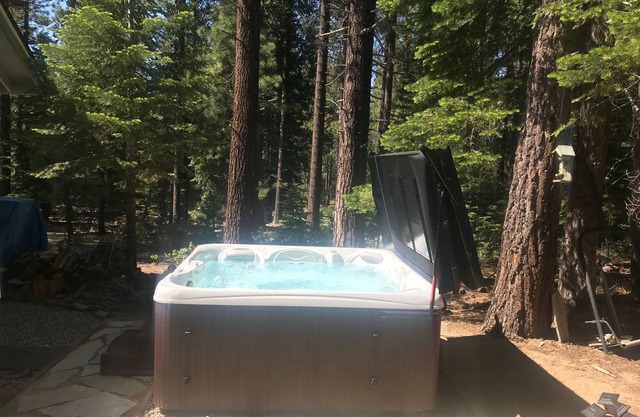 NOUVELLE LISTE! Rustique, Cozy..Grand emplacement! NOUVEAU bain à remous rénové, unique, moderne!
