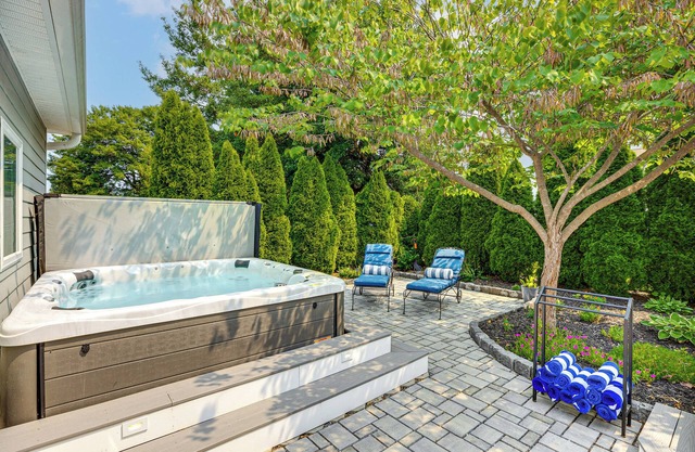 Near Solomons Island Boardwalk: Home w/Hot Tub!