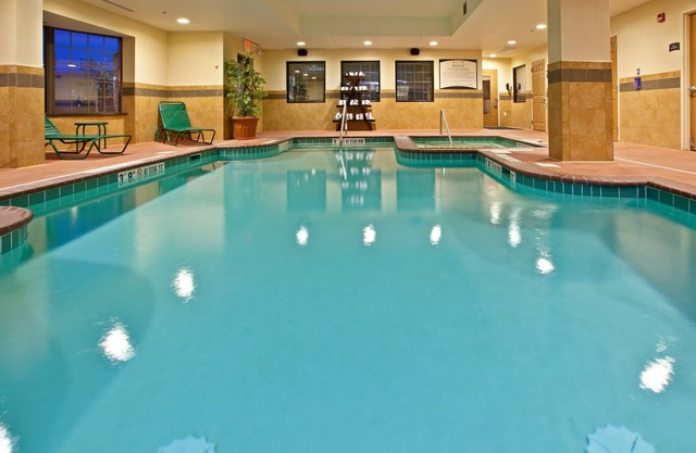 Near the Airport! Free Breakfast + Pool + Gym