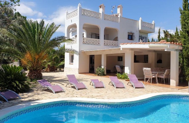 Near the beach, 8 bedrooms, sleeps 22, Jacuzzi, Full AC, BBQ, 2 kitchens, 2 dishwashers, fast internet, ping pong, cars not necessary