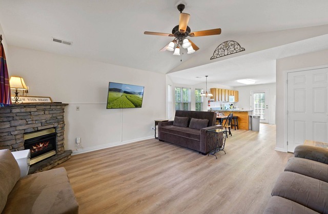 Near the River w/ EZ, flat Parking, FREE Wifi, & close to the main attractions!