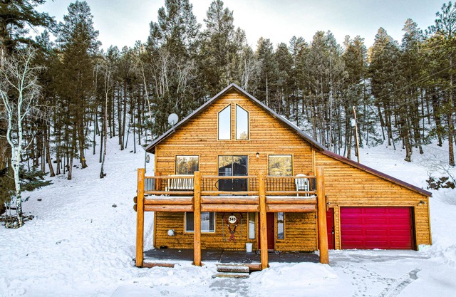 Near Town W/ Scenic Deck, Hot tub, Free WiFi, Full Kitchen & More