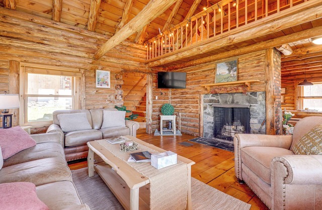 Near Trails, Lakes & Slopes: Cabin in Walpole!