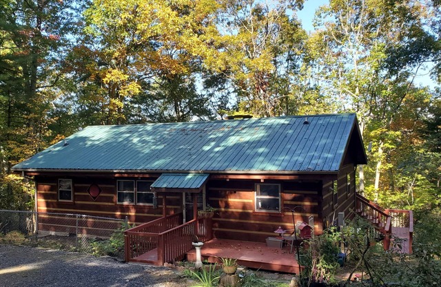 Near West Jefferson, Boone + Blue Ridge Parkway! Mountain get away w/ fireplace.