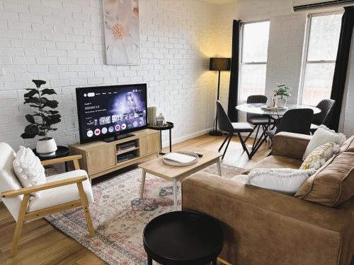 Neat 2 bedroom Apartment, with free parking