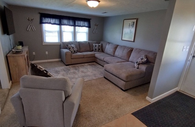 Neat,clean relaxed atmosphere located just outside of town .