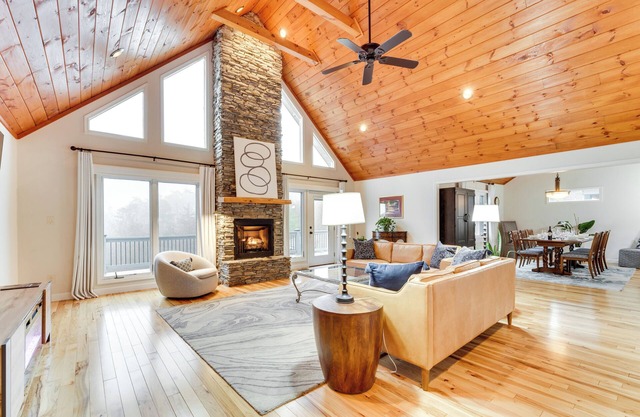 Nebo Home w/ Hot Tub: Wheelchair Accessible