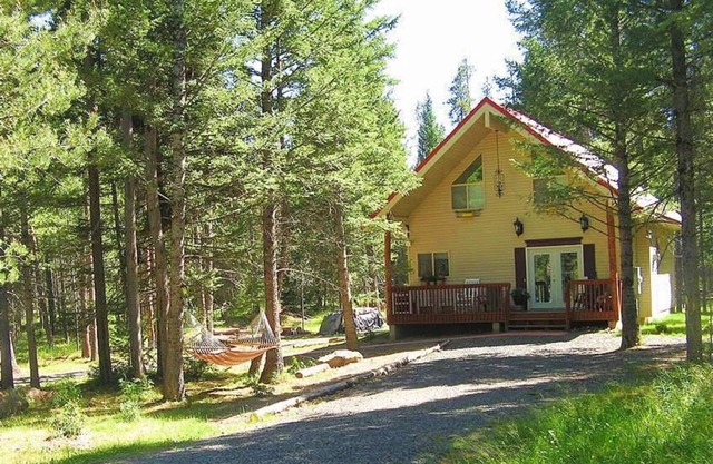 Escapade de Neil à Yellowstone | À 20 kilomètres de Yellowstone | Cabane paisible dans la forêt