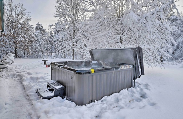 Nekoosa Golf Course Retreat w/ Hot Tub!