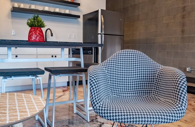 Suite moderne et industrielle de 1050 pieds carrés pouvant accueillir 6 personnes