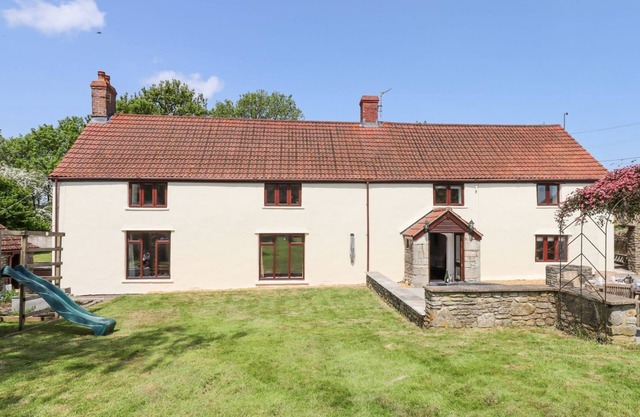 NEMPNETT FARMHOUSE, pet friendly, with hot tub in Blagdon