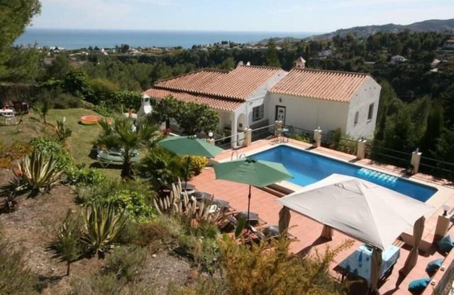 Belle villa avec piscine privée, jardin et des belles vues, WIFI gratuite