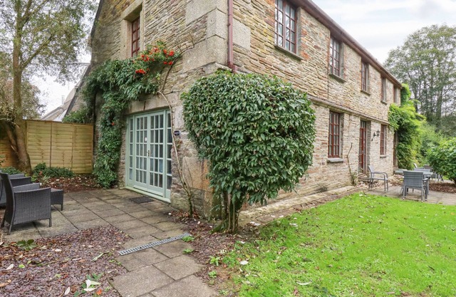 NEST COTTAGE, pet friendly, character holiday cottage in St Tudy