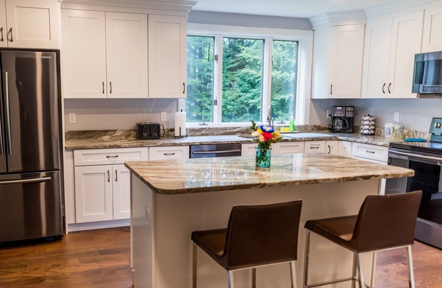 Juste remodelé. Niché entre le lac et Gunstock.