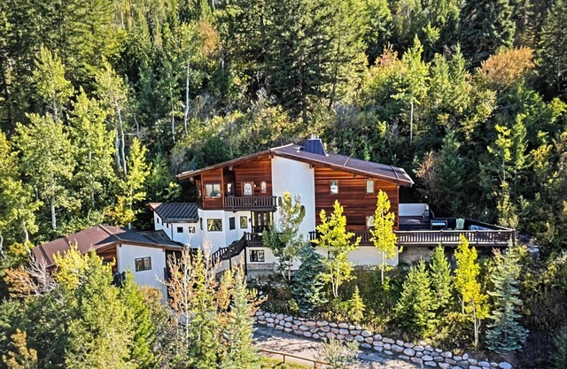 Nestled btw Vail & Beaver Creek Resorts, sleeps 27 people. Spectacular ￼views.