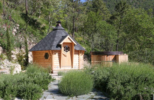 Niché dans une oliveraie, chalet avec grande terrasse panoramique