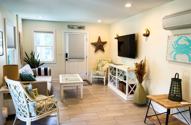Nestled in live oaks trees, 3 min walk to sound, contemporary beachside cottage