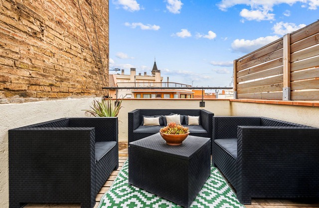 This apartment is a 2 bedroom(s), 1 bathrooms, located in Barcelona, .