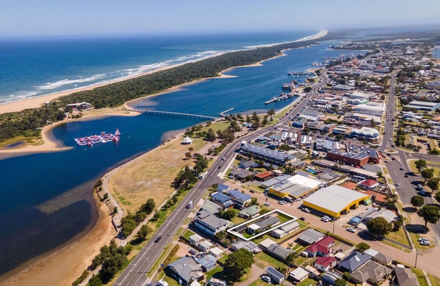 Nestled just 250 meters from the scenic Lakes Entrance shoreline