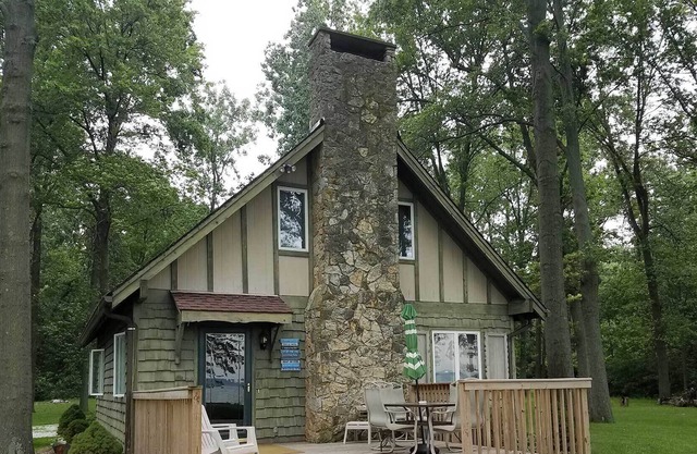 Niché sur 8 privée, acres de terrain boisé sur la rive du Grand Lake St Marys