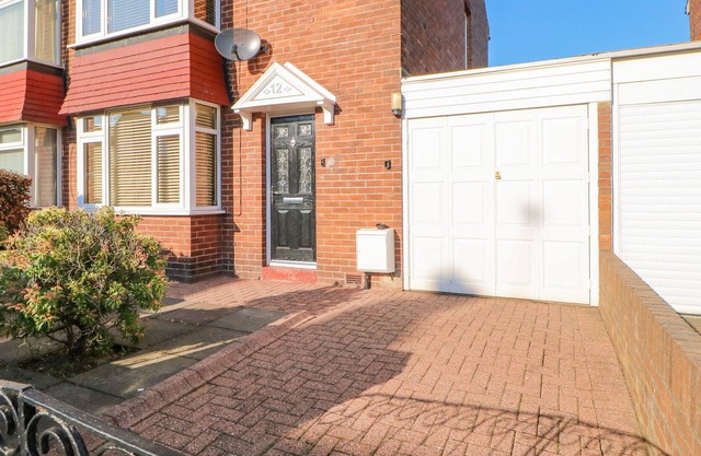 NETHER RIGGS, pet friendly, character holiday cottage in Bedlington