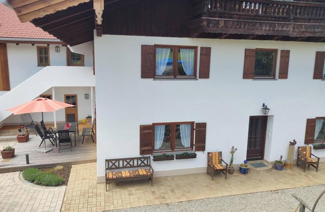 Neu Saniertes Ferienhaus Umgeben von Malerischen Wiesen