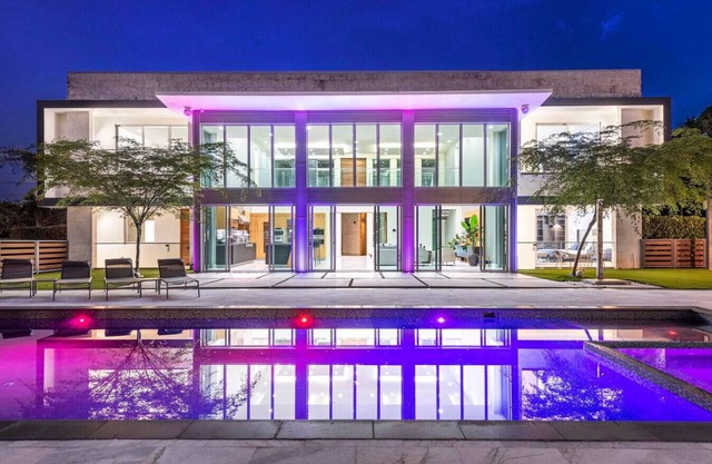Spacious 9-bedroom house, Sleeps 20 with mega-pool and stables