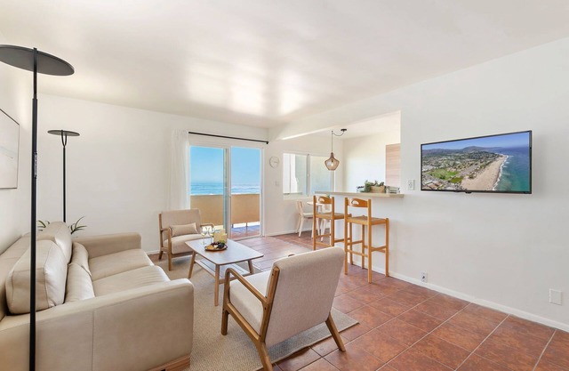 NEW Carp Shores 210 Beachfront 2 BR Condo, Lovely Sunsets & Walk Everywhere!