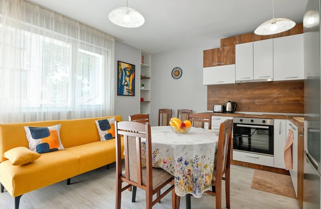 New 2 BR Modern Escape/Free Parking/Minutes to Varna beach