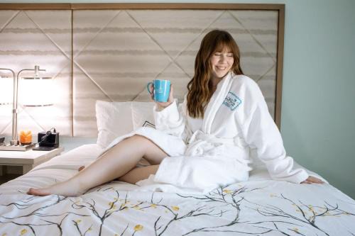New 2025-Ocean Sands Beach Boutique Inn-Sauna and Salt-Mineral Pool -Free Beach Bikes and Famous Beach-Nightly Popcorn-Bathrobes and Sunscreen in all rooms-Ultra Sparkling Certified-Free Laundry-4 Grand Presidential Black Beds in all rooms