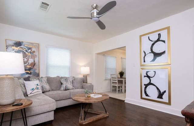 New 2BD/1BA Home~Close to Everything~"Penny Lane"