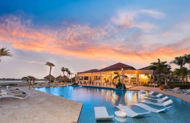 NEW 2br- 2bth, 0.2 Miles to the Beach, Resort Style Amenities and Fully Equipped