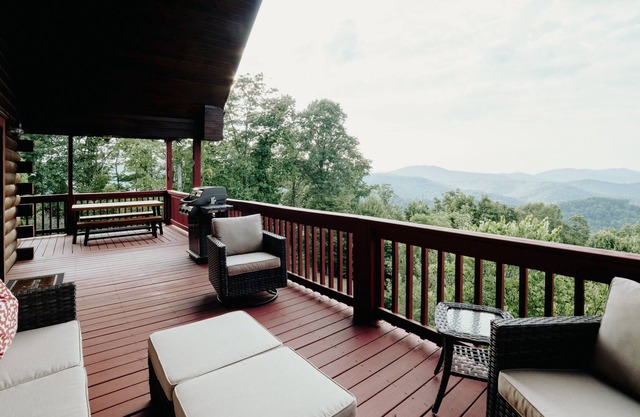 New! 3 Bedroom Cabin with Stunning Views & Hot Tub