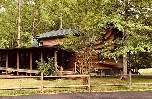 NEW! 3-bedroom log cabin in historic triangle of Yorktown/Williamsburg/Jamestown