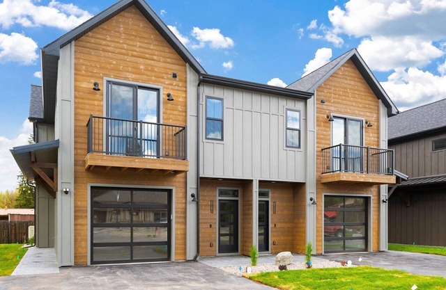 New 3BR/3BA Condo Steps from Flathead Lake