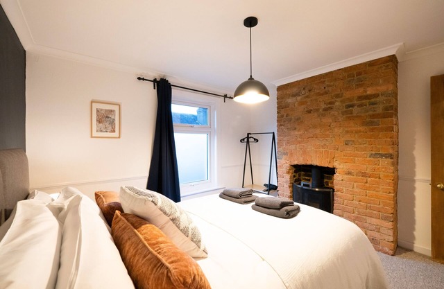 NEW!3BR House 10 mins to centre w/garden/patio/BBQ