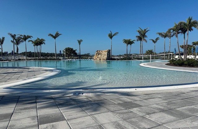 Stylish 3BR Villa, Pool, Hot Tub, Bar & Grill, Close to Englewood Beaches