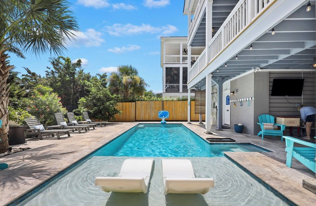 New Luxury Coastal Home, Enjoy Hot Tub, Heated Pool, Bikes, Golf Cart, Elevator