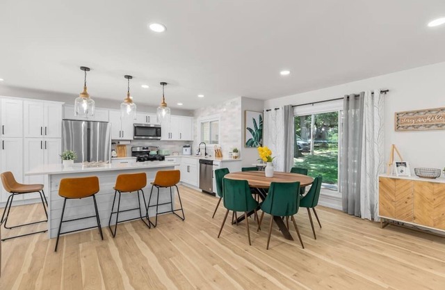 NEW 4 Bedroom 4 Bath Waterfront Home Sleeps 14!