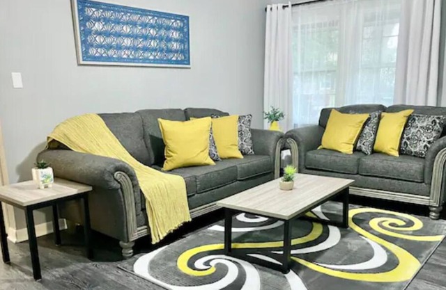 *New* 4 Bedrooms, 10 min to Downtown, Sleeps 10!