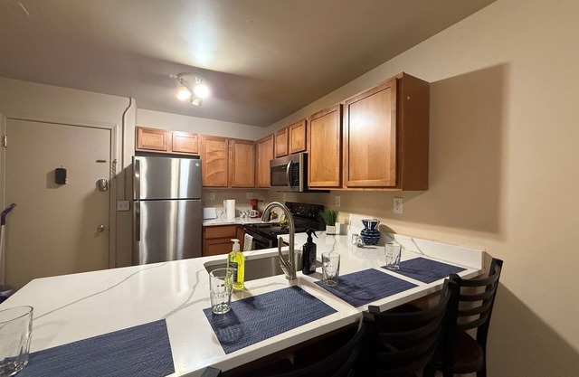 * NEW * 4BR Retreat | Heart of Campus w/ Parking